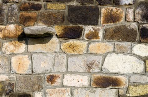 Detail starého kamenného muriva z miestnych zdrojov