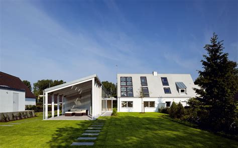 Čelný pohľad na zrekonštruovaný dom z ulice