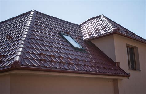 Ukážka rôznych typov strešných krytín - škridla, plech, bitumen