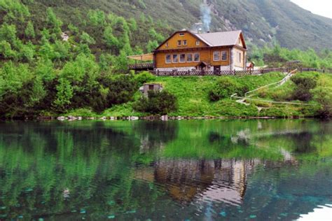 Vysokohorská chata v Tatrách s panoramatickým výhľadom
