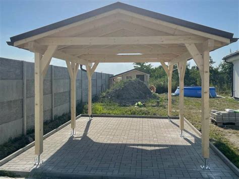 drevený prístrešok s kotvením