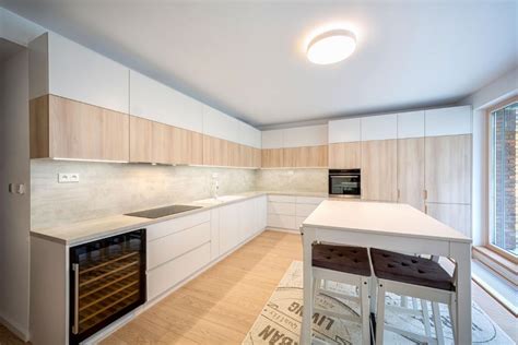 Interiér útulnej chaty s drevenými prvkami