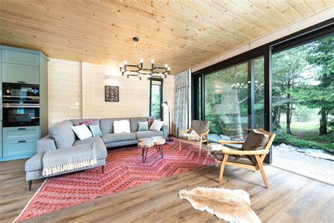 Interiér luxusnej drevenice s krbom a galériou