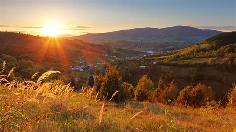 Panoráma Podpoľania s pohorím Poľana