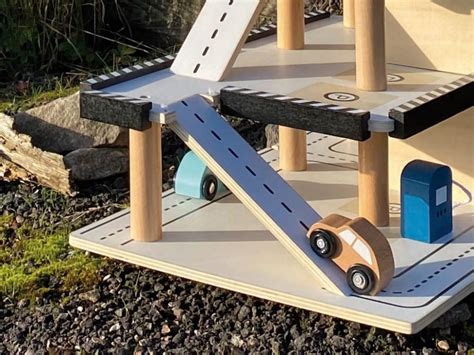 drevená parkovacia garáž s autíčkami