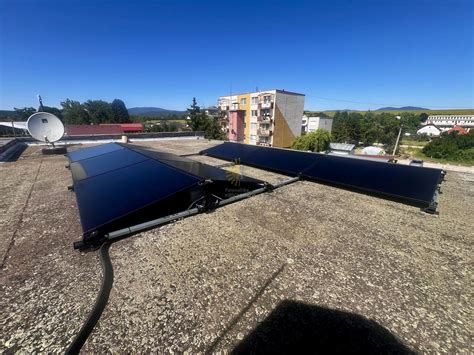 Ilustrácia rodinného domu s fotovoltaickými panelmi na plochej streche