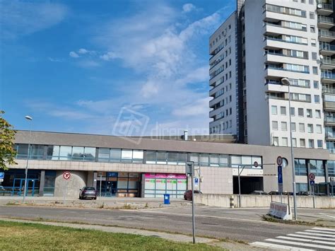 Exteriér Budovy 2 s označenými parkovacími miestami a nabíjacou stanicou pre elektromobily