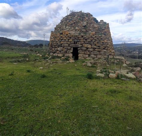 Ilustrácia Nuraghe - starovekej kamenné stavby na Sardínii