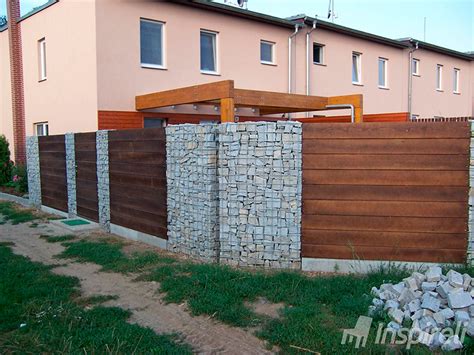Gabionový plot s různými druhy kamenné výplně