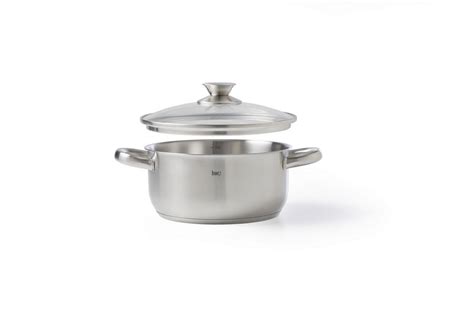 Ilustrácia dielne s mechanikom opravujúcim auto