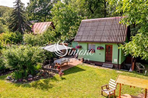 Ilustračná fotografia útulnej chatky so záhradou