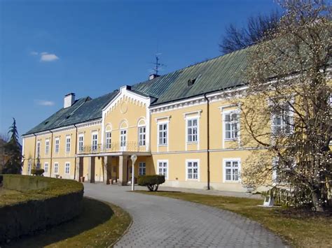 Letecký pohľad na kaštieľ a park v Lednických Rovniach