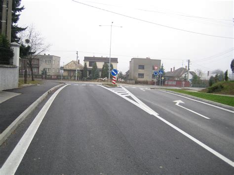 Dopravné značenie a chodník v mestskom prostredí