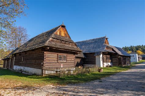Ilustračná fotografia slovenskej dediny a rakúskeho mesta