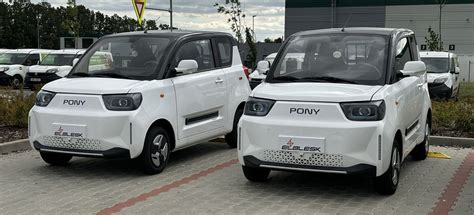 Ilustrácia použitia ohňovzdornej deky na elektromobil v garáži