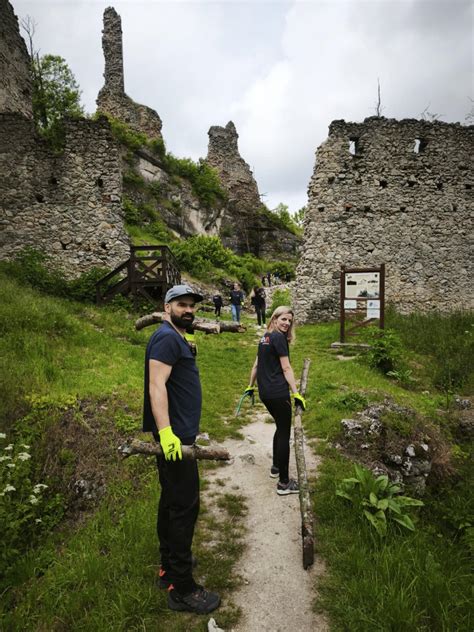 Dobrovoľníci pracujúci na obnove hradu Dobrá Voda