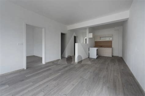 Ilustrácia rodiny plánujúcej bývanie