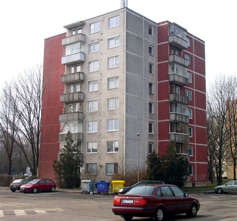 Fotografia tehlového bytového domu v Ružinove