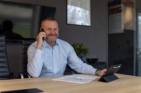 Realitný maklér diskutuje s klientmi