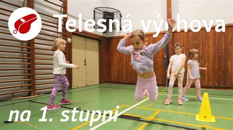 Školská telocvičňa pripravená na hodinu telesnej a športovej výchovy