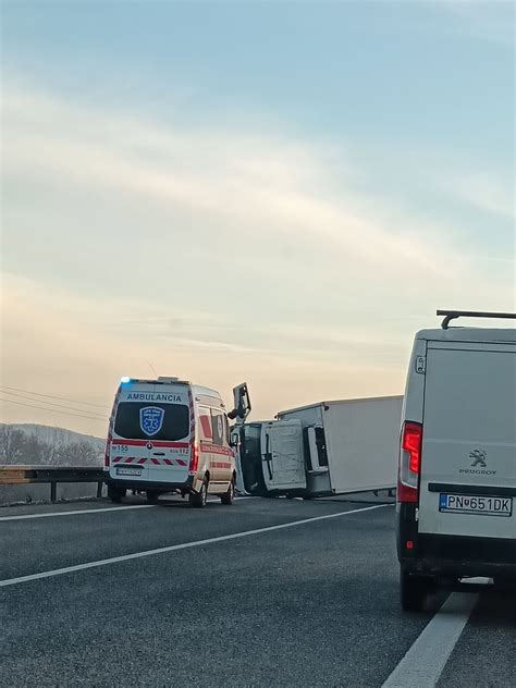 Ilustrácia firemného parkoviska s viacerými autami