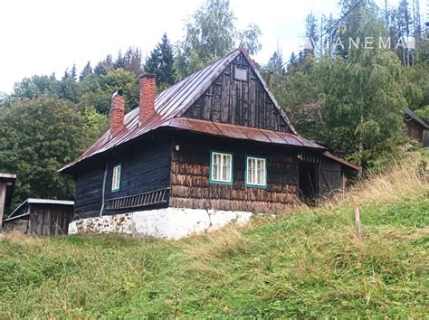 Tradičná slovenská drevená chalupa