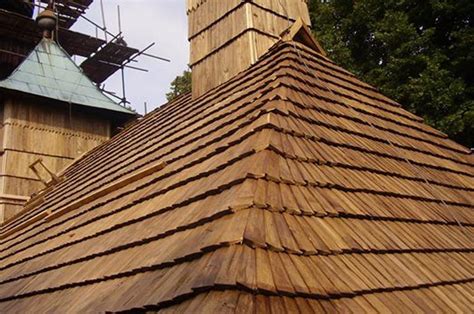 Drevený šindeľ na historickej budove