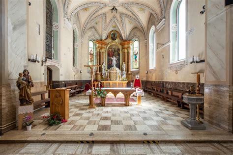 Interiér kostola s presklenou strechou