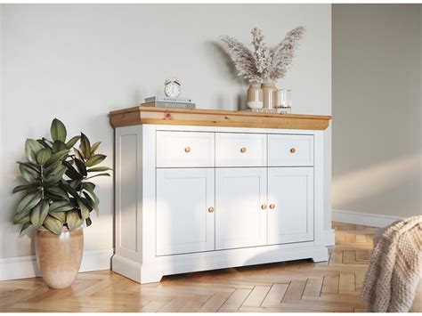 Drevená komoda s patinou a keramickými úchytkami