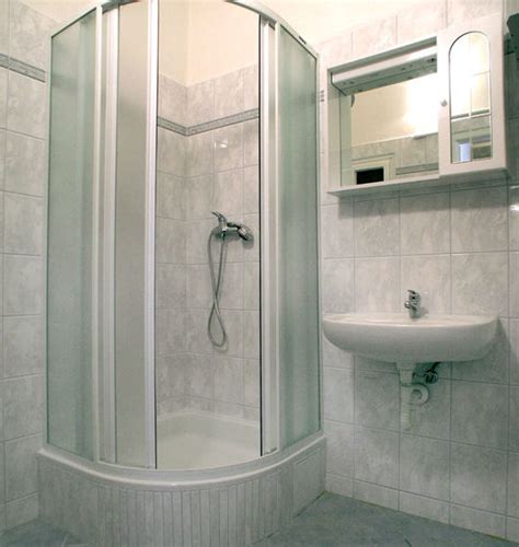 Fotografia pochybne nainštalovaného sprchovacieho kúta v novostavbe