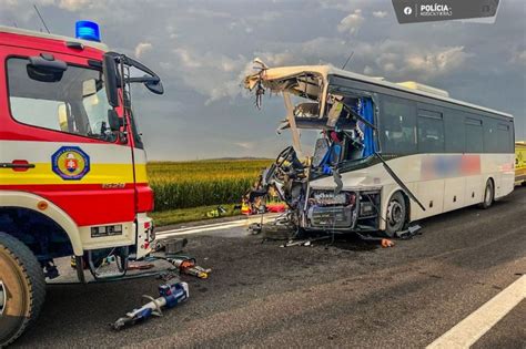 Ilustračná fotografia 9-miestneho autobusu na ceste