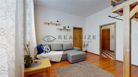 Interiér útulného bytu s balkónom