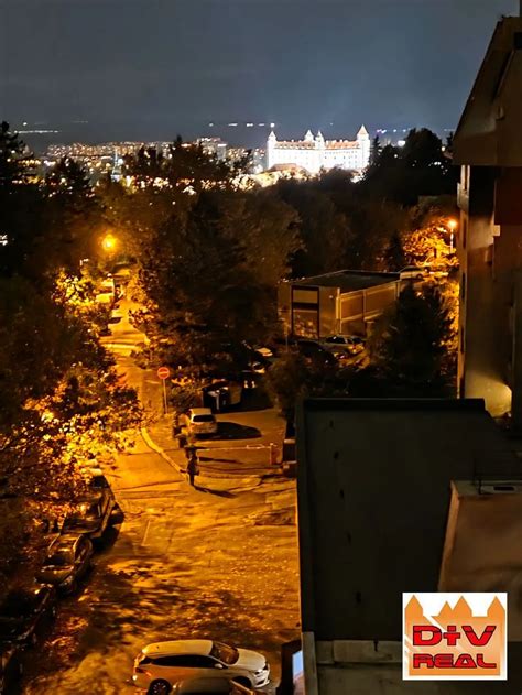 Balkón s výhľadom na mesto