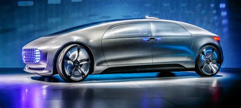 Ilustrácia budúcnosti digitálnej garáže s prepojením na autonómne vozidlá a smart technológie