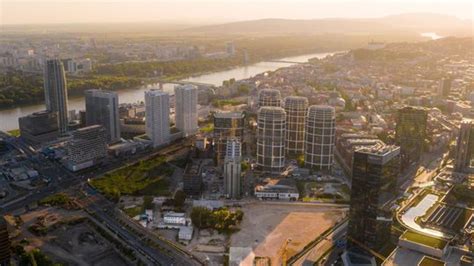 Panorama Bratislavy so zameraním na zeleň a vilové štvrte