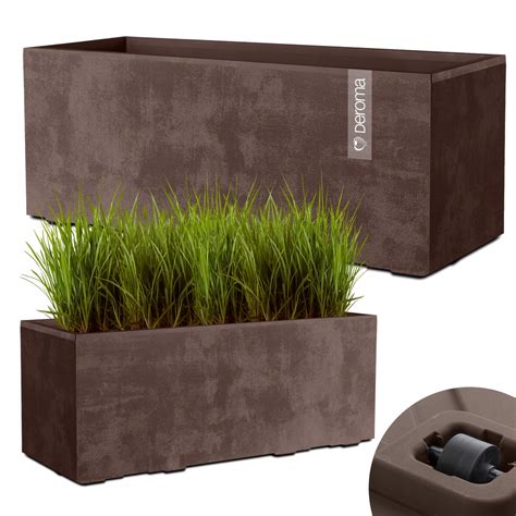 Obdĺžnikový hlinený kvetináč s rastlinami na terase