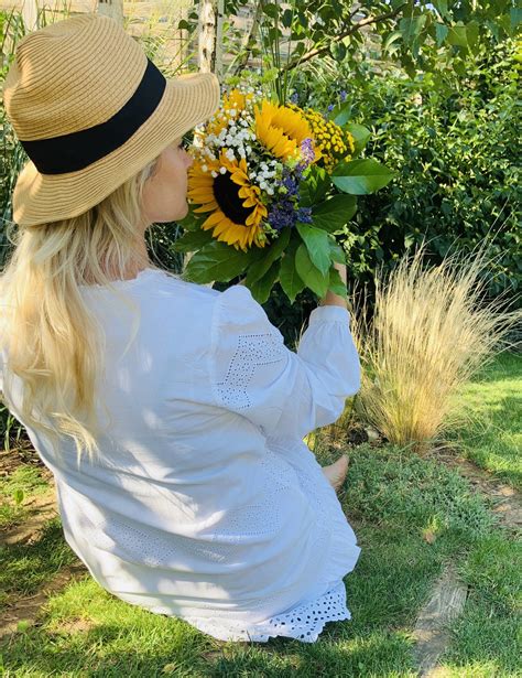 Detail hlineného kvetináča s odtokovými otvormi