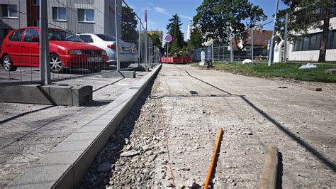 Fotografia zobrazujúca infraštruktúru obce (cesta, chodník, zeleň)