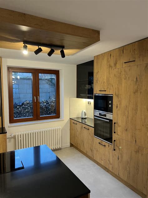 Moderná kuchynská linka s pracovnou doskou z technického kameňa