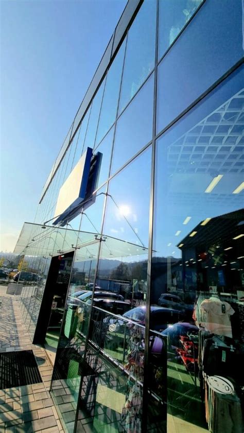 Moderná presklená fasáda budovy