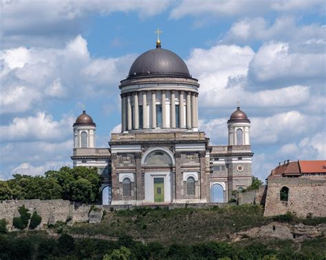 Pohľad na Ostrihomskú baziliku z brehu Dunaja