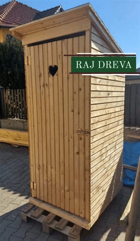 drevená záhradná latrína