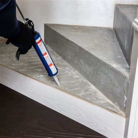 lepenie dreveného obkladu na schody