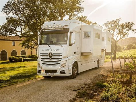 Luxusný karavan na ceste