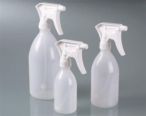 Fľaša s octom a rozprašovačom