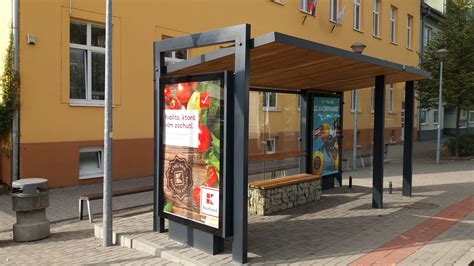 Autobusová zastávka so zelenou strechou