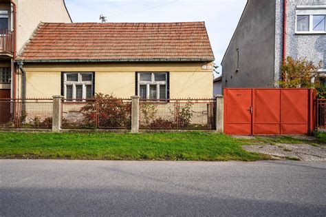 Vizualizácia ideálneho vidieckeho domu s veľkým pozemkom a záhradou