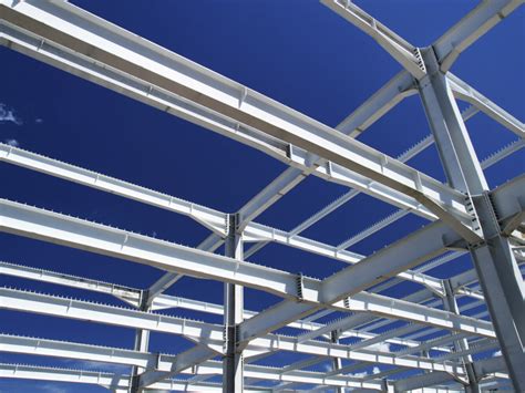 Diagram znázorňujúci rôzne typy oceľových konštrukcií pre haly (rámová, priehradová)