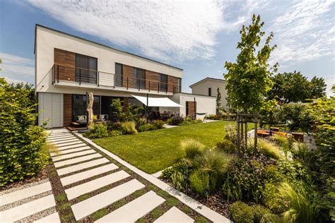 Záhrada s moderným dizajnom a relaxačnou zónou