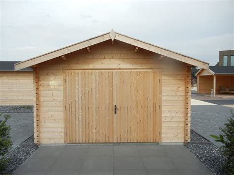 Drevená garáž